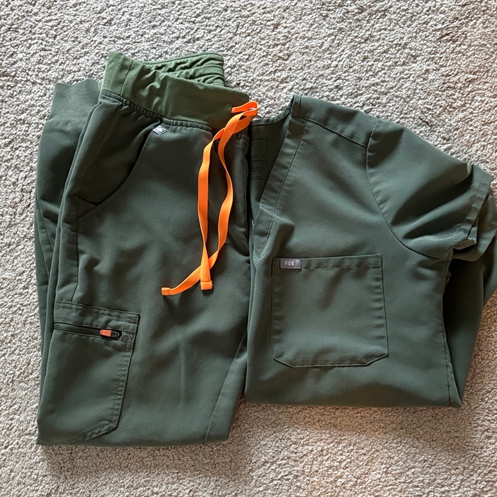 Figs Woman’s Size XS Olive Green Jogger Scrub Set w/Orange Drawstring